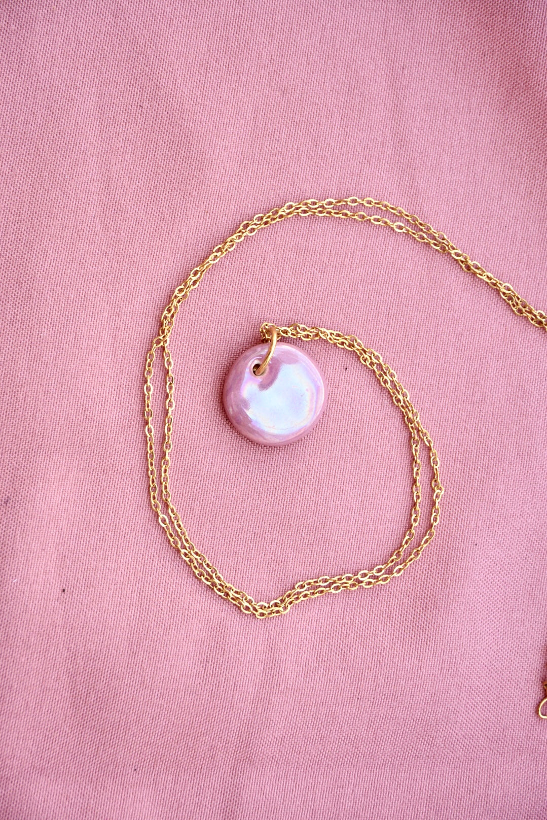 Collar moneda rosa nacarada (pieza única)